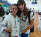 Dina Mašić sa trnericom Lejlom Internacionalni karate KUP “Lukavac 2014″ Dvije zlatne medalje, kate i borbe.